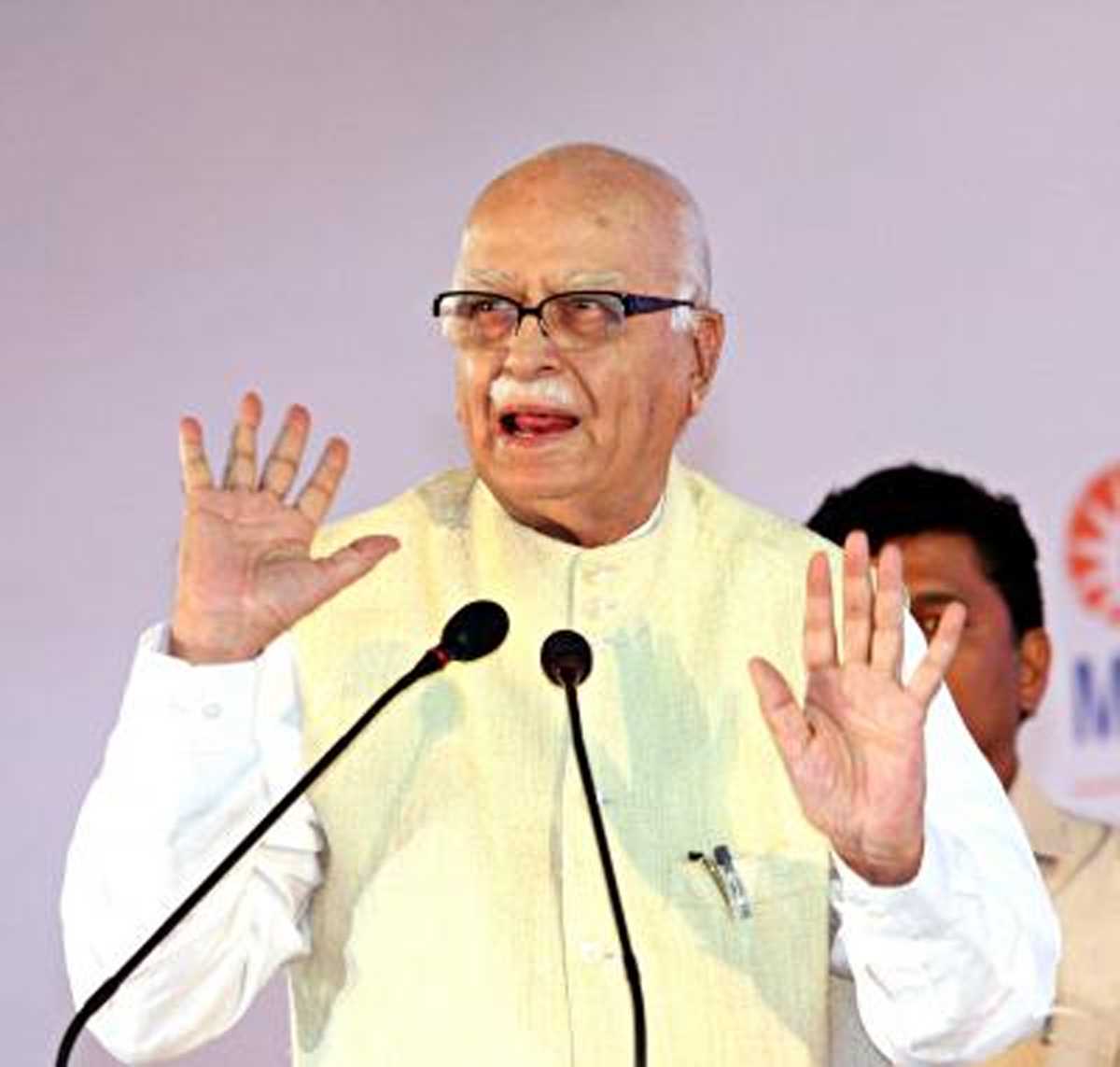 लालकृष्ण आडवाणी ने पीएम मोदी की माता के निधन पर जताया दुख